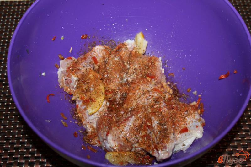 Фото приготовление рецепта: Куриные крылья с перцем чили и лимоном шаг №3