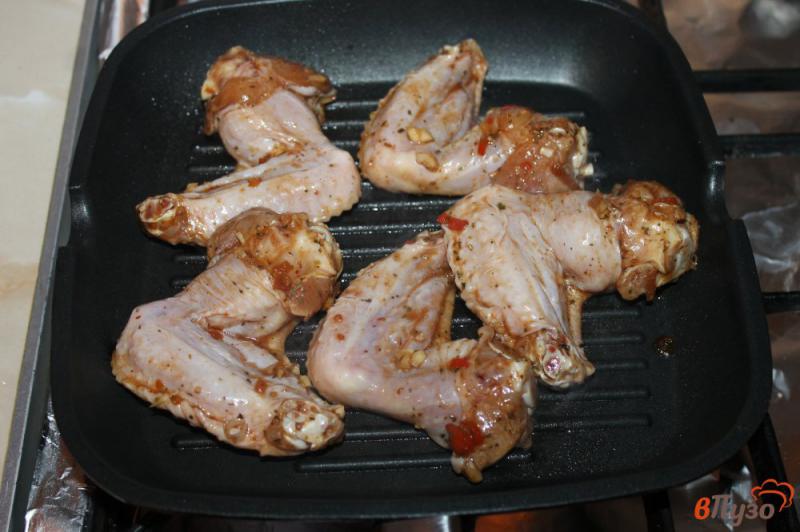 Фото приготовление рецепта: Куриные крылья с перцем чили и лимоном шаг №4