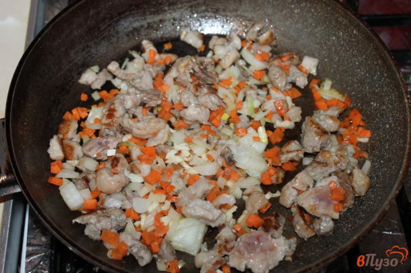 Фото приготовление рецепта: Рис на сковороде со свининой шаг №3