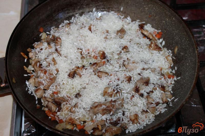 Фото приготовление рецепта: Рис на сковороде со свининой шаг №4