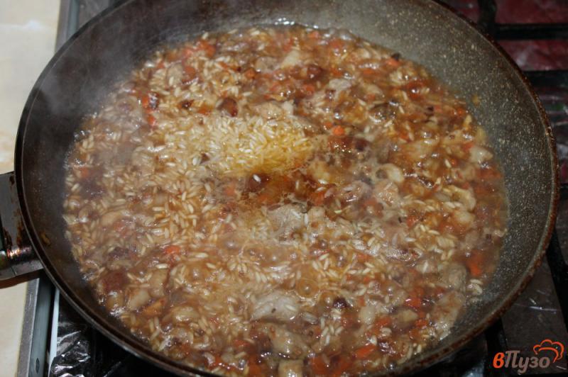 Фото приготовление рецепта: Рис на сковороде со свининой шаг №5