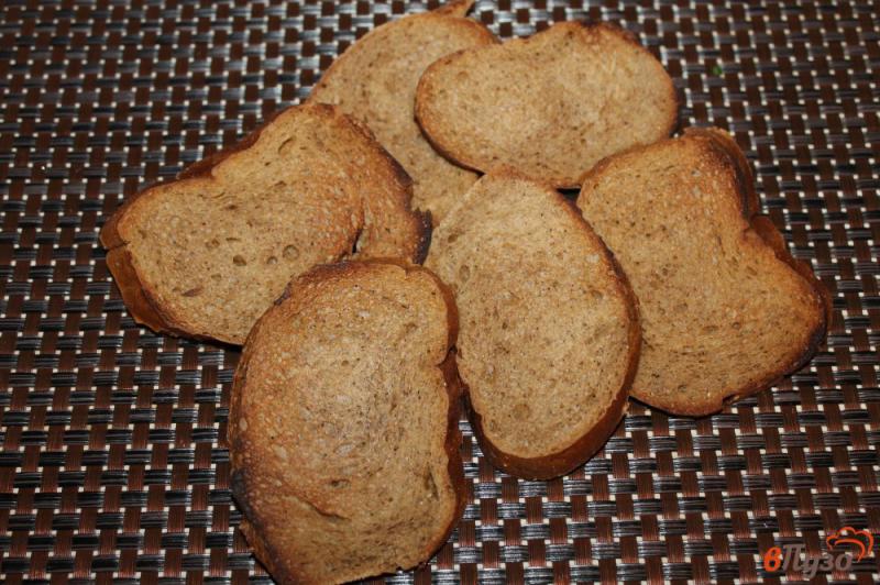 Фото приготовление рецепта: Бутерброды с печенью трески помидорами и фетой шаг №1