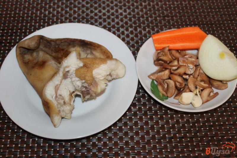 Фото приготовление рецепта: Свиные ушки с грибами и овощами шаг №1