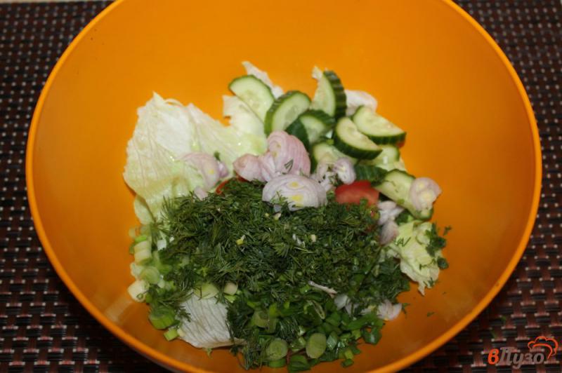 Фото приготовление рецепта: Салат витаминный с айсбергом шаг №4