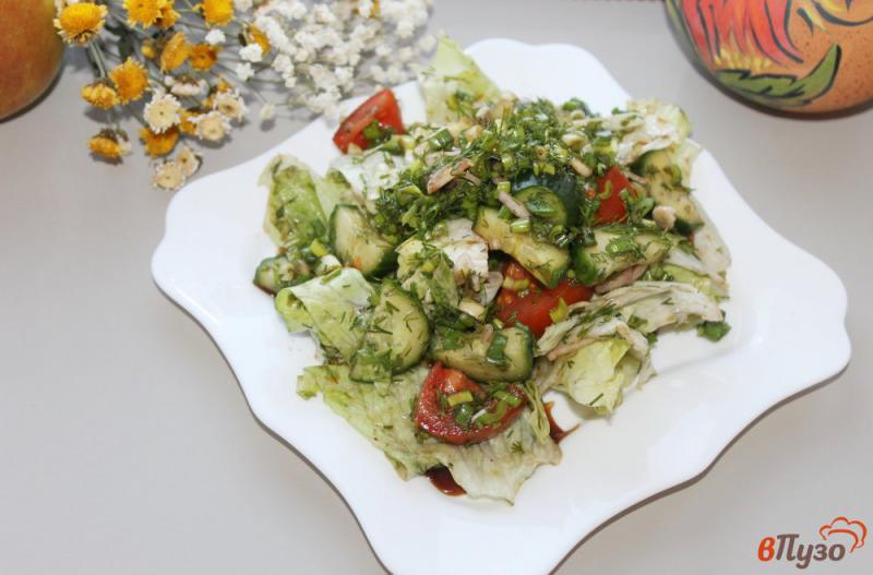 Фото приготовление рецепта: Салат витаминный с айсбергом шаг №5