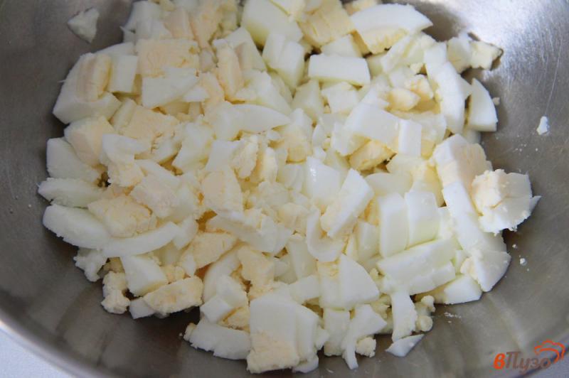 Фото приготовление рецепта: Салат с грудинкой, сыром и яйцами шаг №1