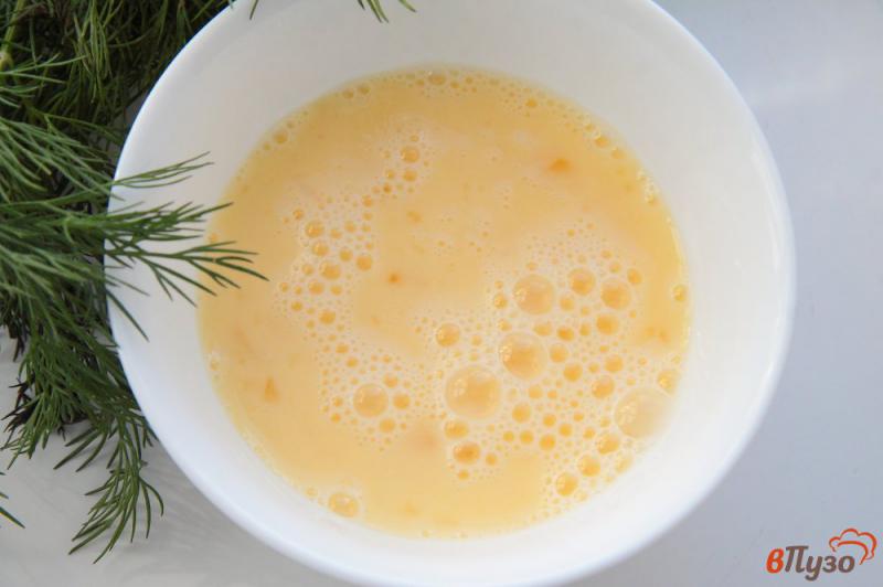 Фото приготовление рецепта: Суп с лапшой и яйцом на курином бульоне шаг №6