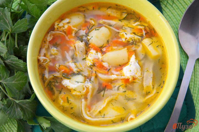 Фото приготовление рецепта: Суп с лапшой и яйцом на курином бульоне шаг №8