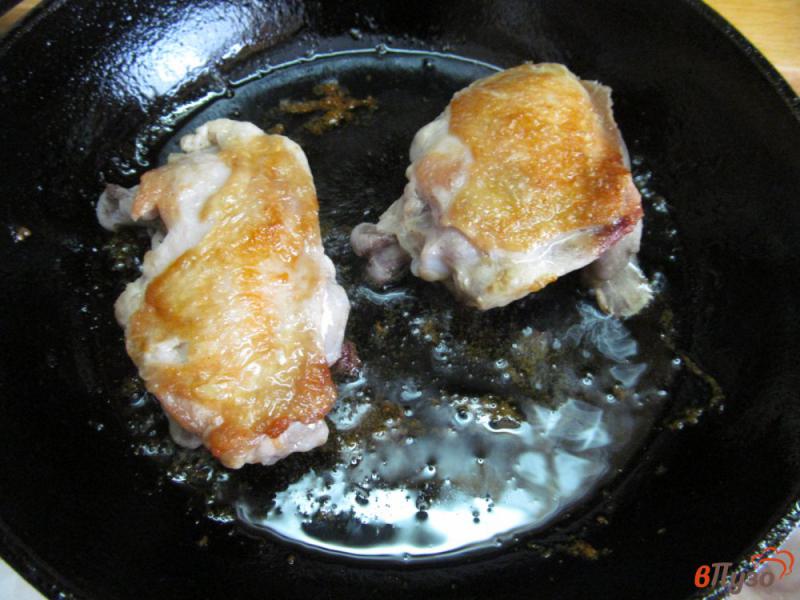Фото приготовление рецепта: Куриные бедра с вешенками в молоке шаг №1