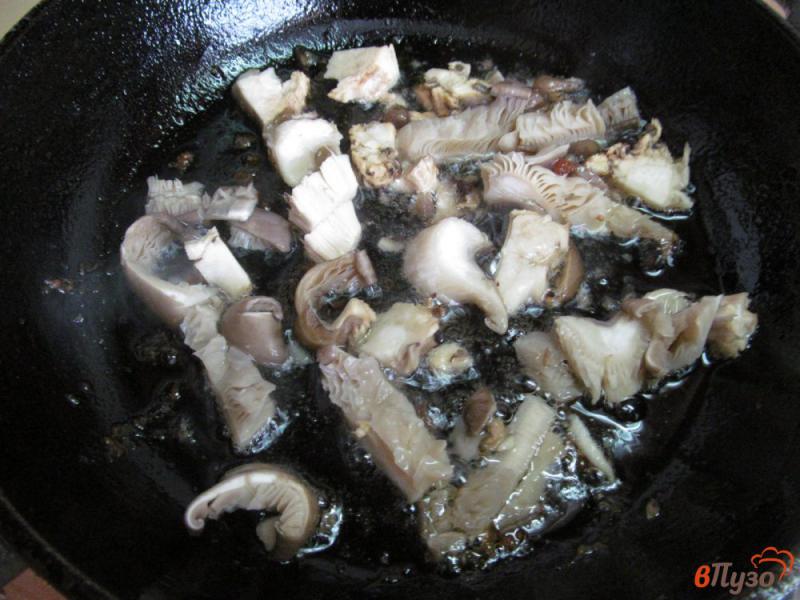 Фото приготовление рецепта: Куриные бедра с вешенками в молоке шаг №2