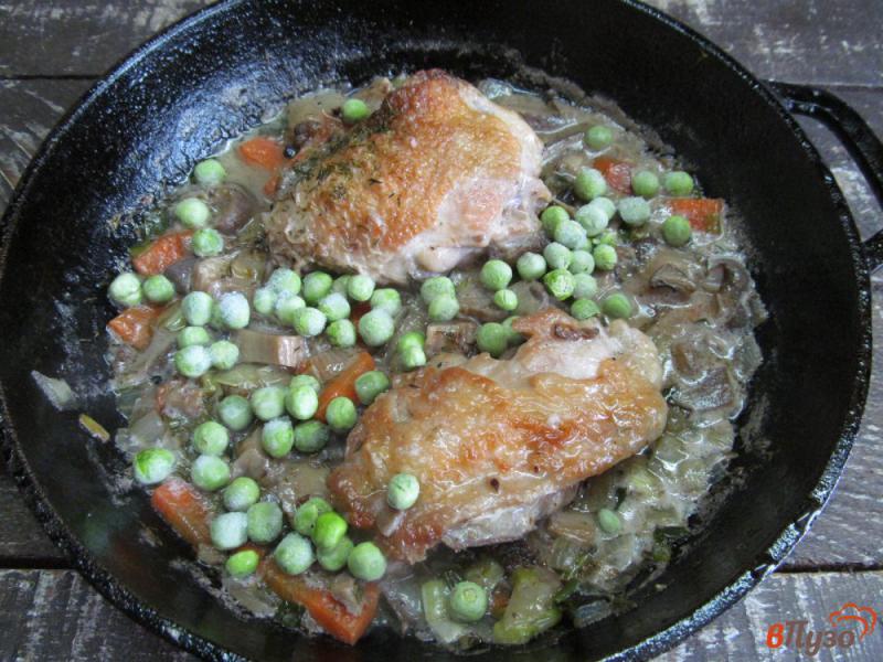 Фото приготовление рецепта: Куриные бедра с вешенками в молоке шаг №6