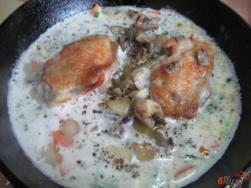Фото приготовление рецепта: Куриные бедра с вешенками в молоке шаг №5