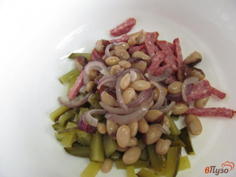 Фото приготовление рецепта: Салат из фасоли с колбасой и огурцом шаг №4