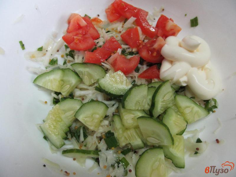 Фото приготовление рецепта: Капустный салат с помидором и мясом шаг №2