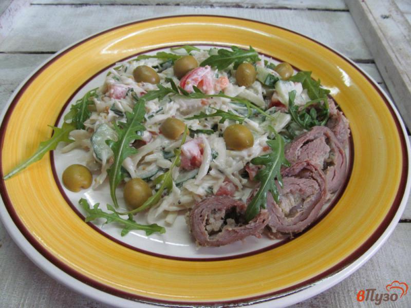 Фото приготовление рецепта: Капустный салат с помидором и мясом шаг №3