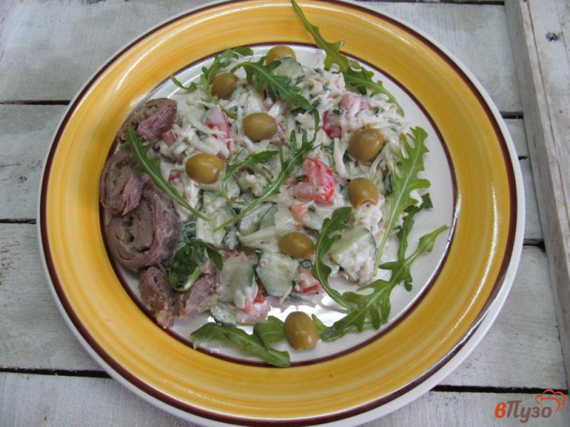 Фото приготовление рецепта: Капустный салат с помидором и мясом шаг №4