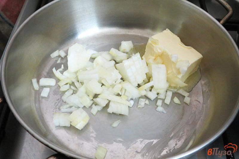 Фото приготовление рецепта: Суп пюре с картофелем и грибами шаг №3