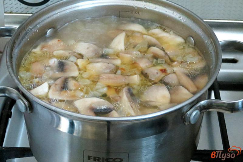 Фото приготовление рецепта: Суп пюре с картофелем и грибами шаг №9