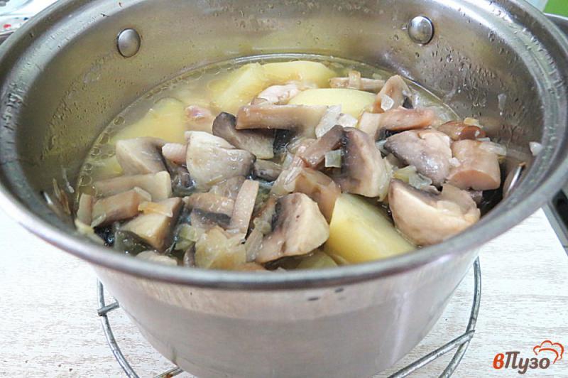 Фото приготовление рецепта: Суп пюре с картофелем и грибами шаг №10