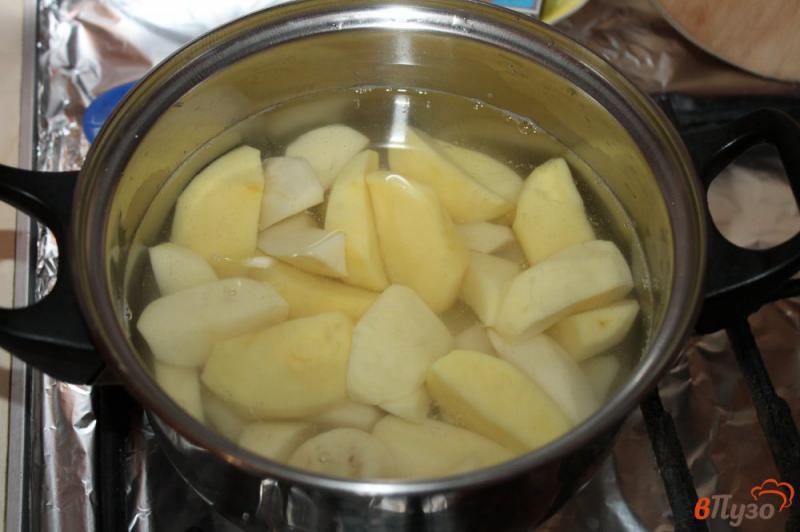 Фото приготовление рецепта: Картофель кусочками с твердым сыром, маслом и укропом шаг №2