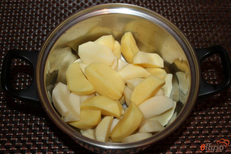 Фото приготовление рецепта: Картофель кусочками с твердым сыром, маслом и укропом шаг №1