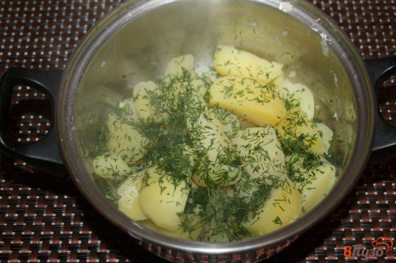 Фото приготовление рецепта: Картофель кусочками с твердым сыром, маслом и укропом шаг №3