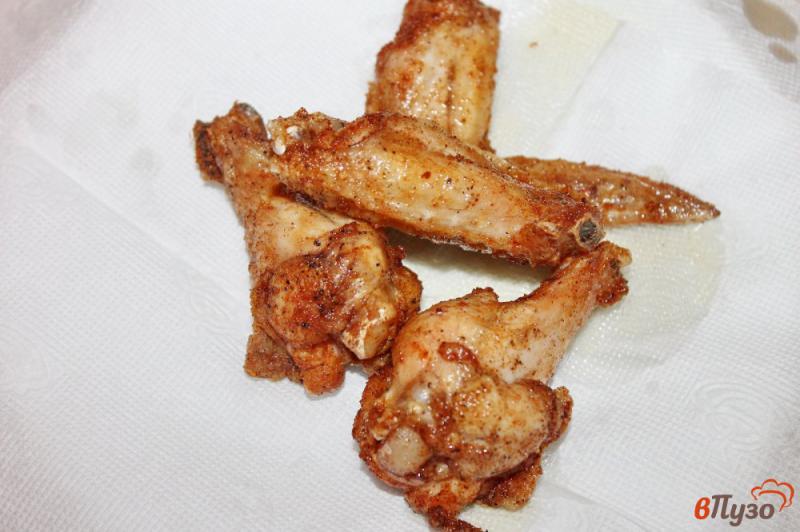 Фото приготовление рецепта: Куриные крылья фри в соево - медовом маринаде с укропом шаг №4