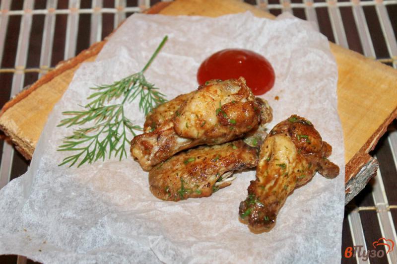 Фото приготовление рецепта: Куриные крылья фри в соево - медовом маринаде с укропом шаг №7