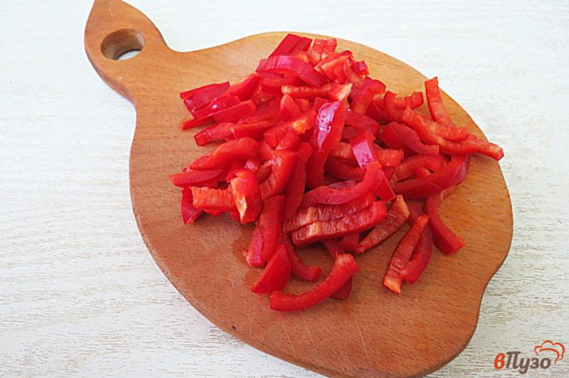 Фото приготовление рецепта: Салат из болгарского перца, огурца и горошка шаг №2