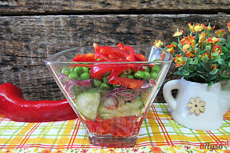 Фото приготовление рецепта: Салат из болгарского перца, огурца и горошка шаг №7