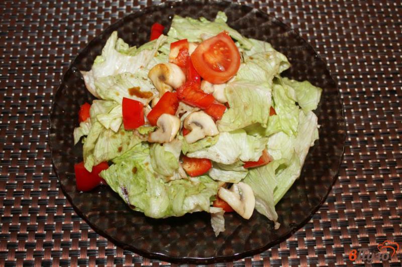 Фото приготовление рецепта: Салат из перца, грибов и салатной капусты шаг №5