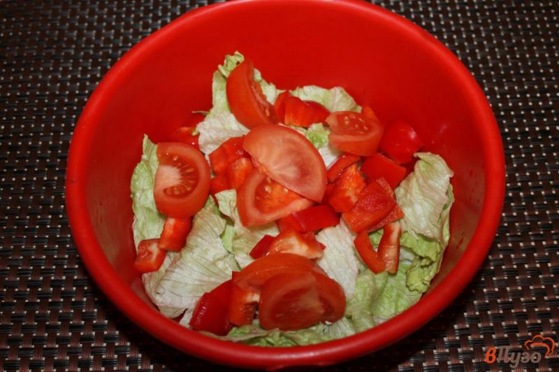 Фото приготовление рецепта: Салат из перца, грибов и салатной капусты шаг №3