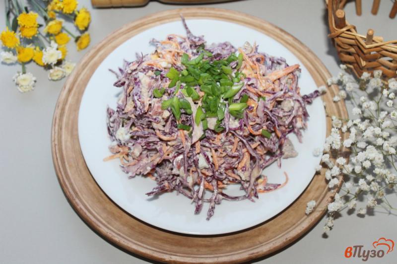 Фото приготовление рецепта: Салат из краснокочанной капусты со свининой, копченой колбасой и яйцом шаг №5