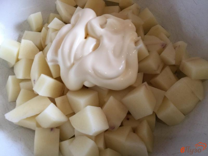 Фото приготовление рецепта: Картофель, запеченный с чесноком и майонезом шаг №3