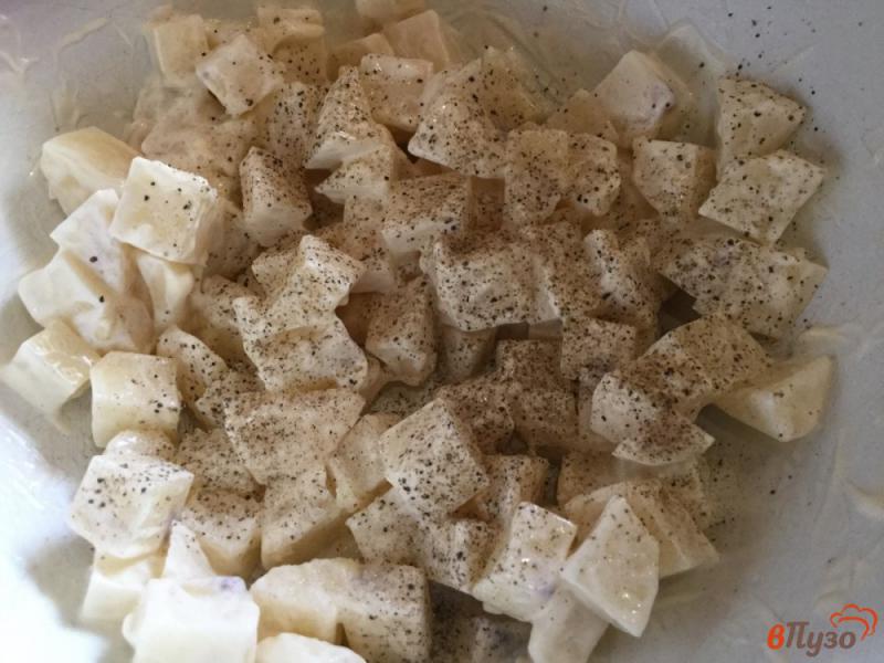 Фото приготовление рецепта: Картофель, запеченный с чесноком и майонезом шаг №4