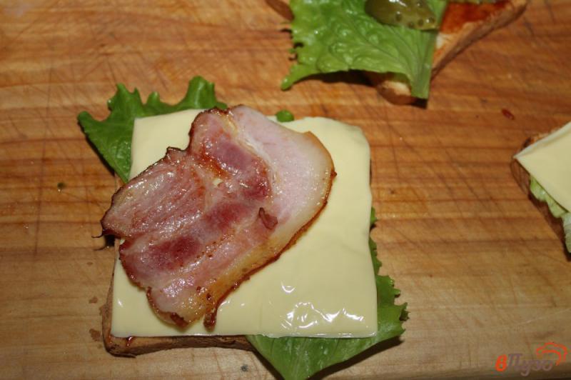 Фото приготовление рецепта: Сэндвич с яйцом, беконом и соленым огурцом шаг №5