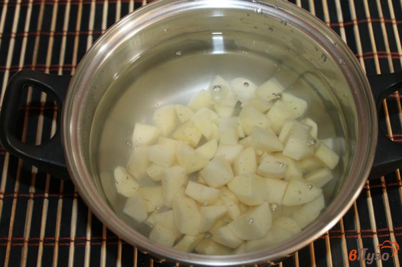 Фото приготовление рецепта: Вермишелевый суп с фрикадельками из свиного фарша шаг №2