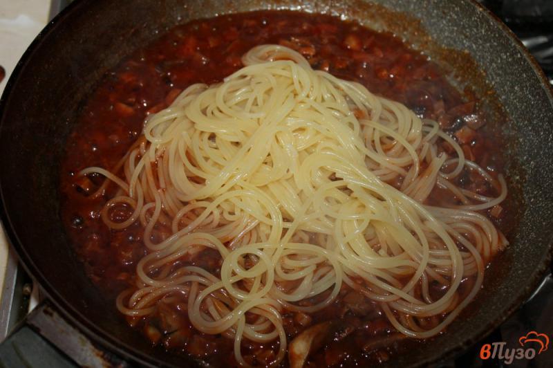 Фото приготовление рецепта: Спагетти с копченой курицей и грибами в томатном соусе шаг №4