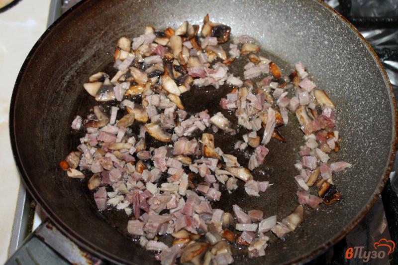Фото приготовление рецепта: Спагетти с копченой курицей и грибами в томатном соусе шаг №2