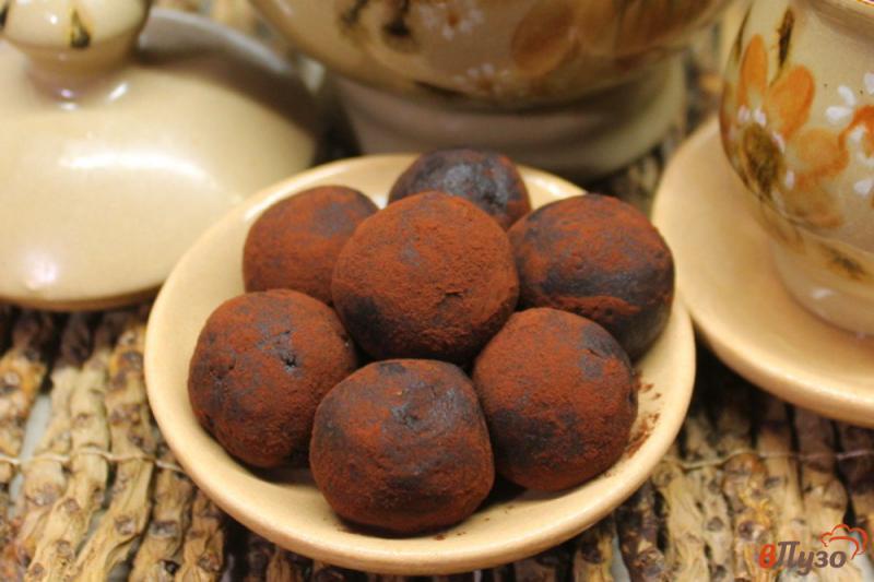 Фото приготовление рецепта: Шоколадные конфеты с черносливом и орехами шаг №9