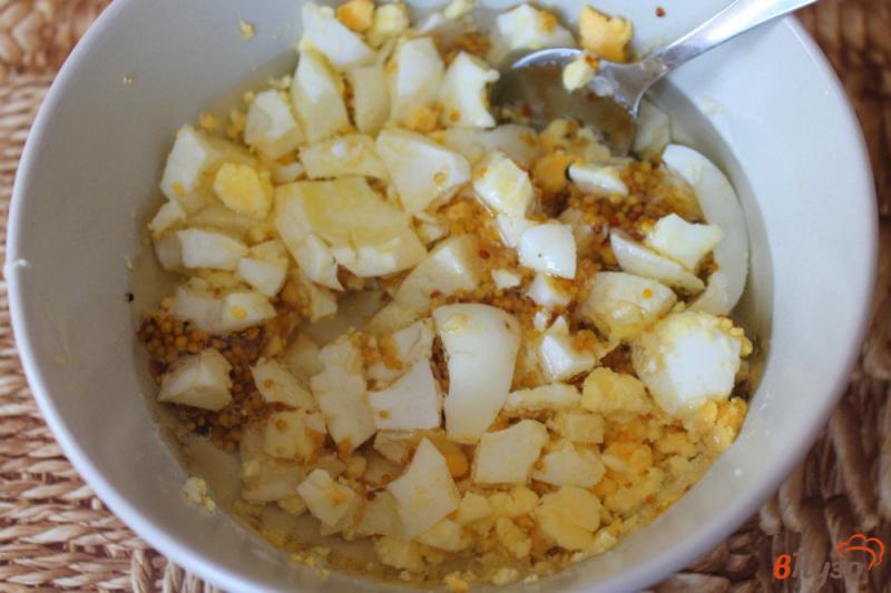 Фото приготовление рецепта: Яичный соус с чесноком и горчицей шаг №4