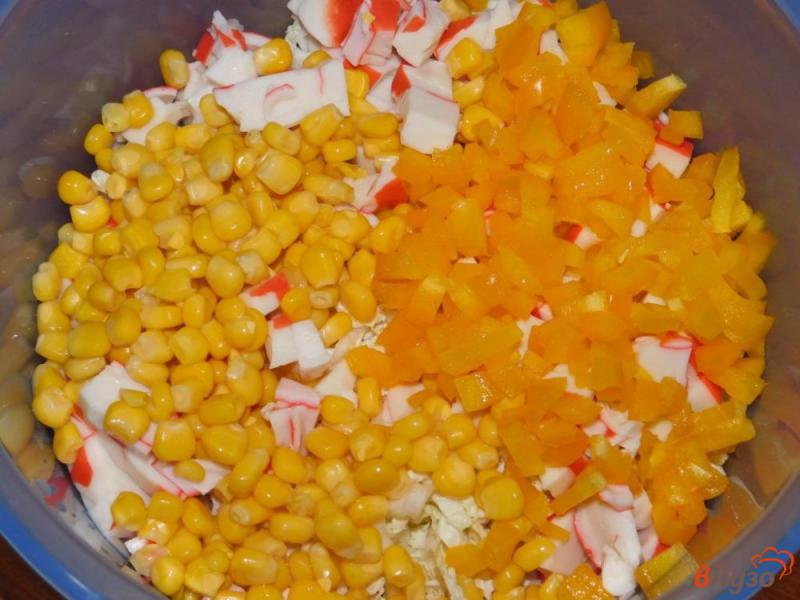 Фото приготовление рецепта: Салат с кукурузой и крабовыми палочками шаг №3