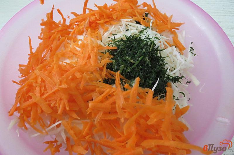 Фото приготовление рецепта: Салат из капусты, перца и помидоров шаг №4