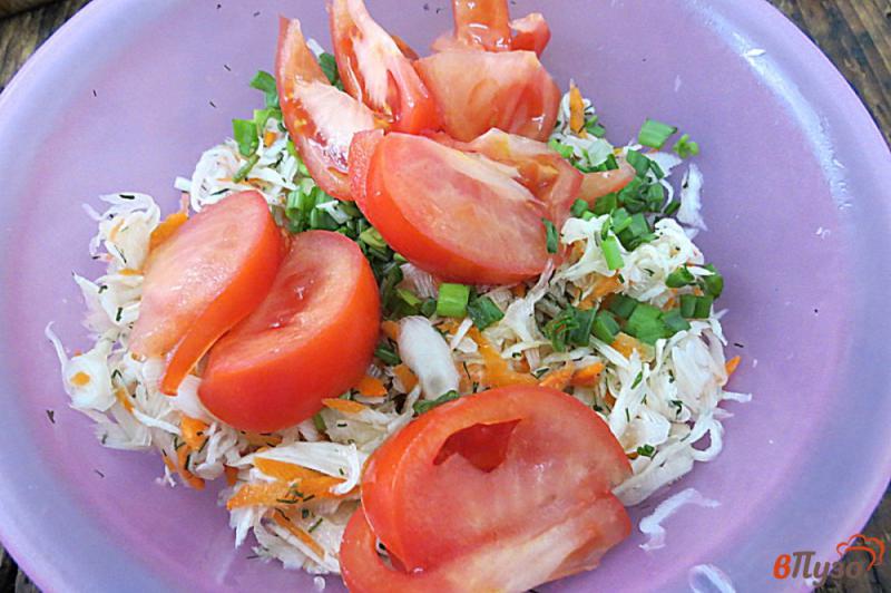 Фото приготовление рецепта: Салат из капусты, перца и помидоров шаг №8