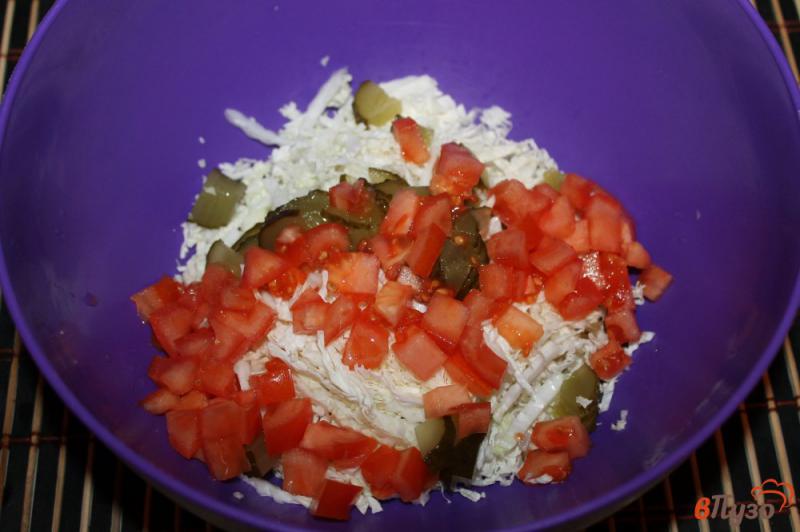 Фото приготовление рецепта: Салат из пекинской капусты с мясом и помидорами шаг №3