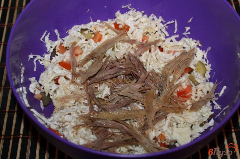 Фото приготовление рецепта: Салат из пекинской капусты с мясом и помидорами шаг №4