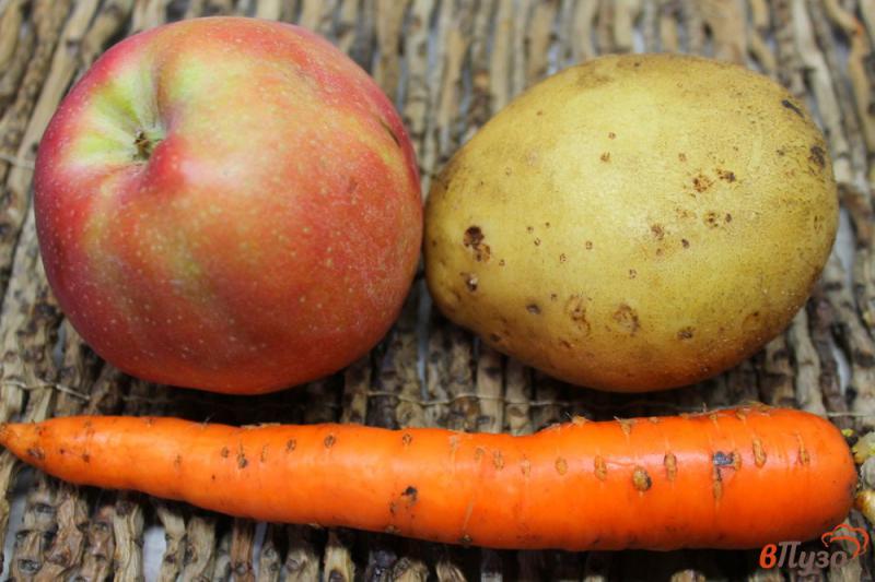 Фото приготовление рецепта: Селедка под шубой из картофеля, яблока и моркови шаг №2