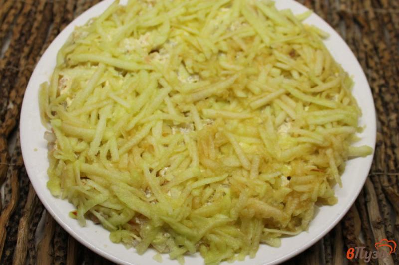 Фото приготовление рецепта: Селедка под шубой из картофеля, яблока и моркови шаг №4