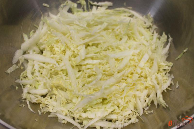 Фото приготовление рецепта: Салат из пекинской капусты с кукурузой, яблоком и перцем шаг №1