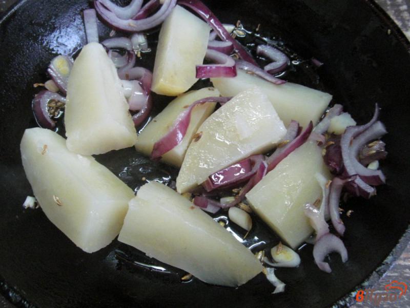 Фото приготовление рецепта: Жареный картофель с вареным мясом и фенхелем шаг №4